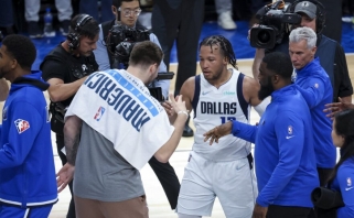 NBA atkrintamosios: "Mavs" rado pamainą Dončičiui, talžomas Embiidas supyko, "Warriors" vėl laimėjo